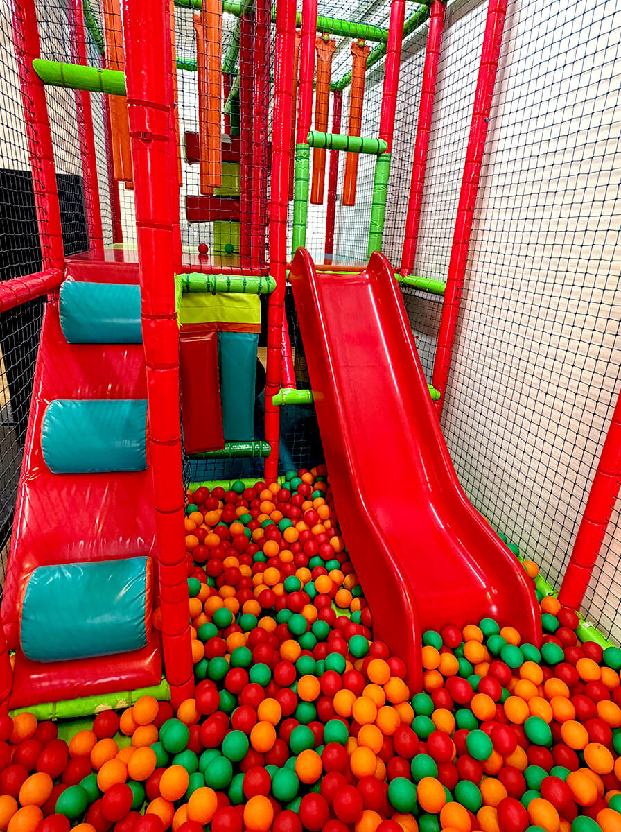 Niños jugando en el Chikipark